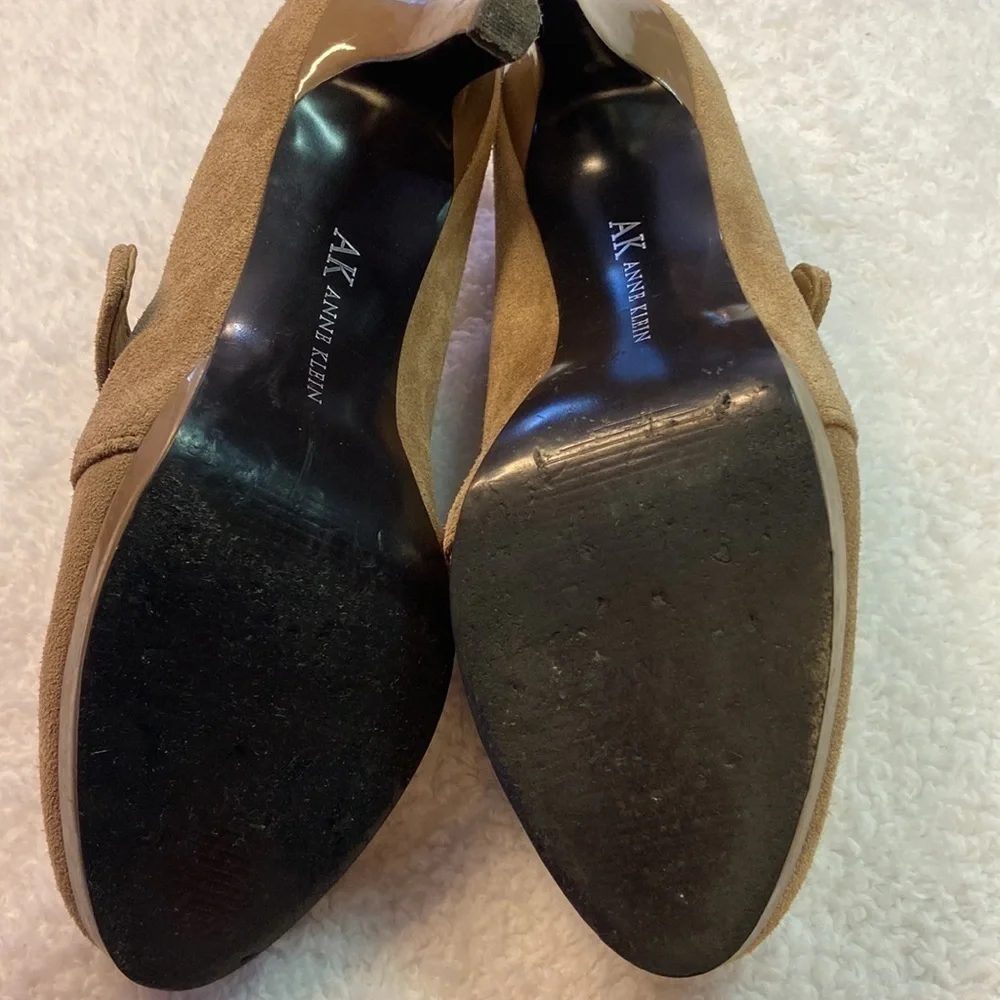 Anne Klein Winterlyn Tan Leather Upper Suede 3.5” Patent Heel EUC Size 8.5